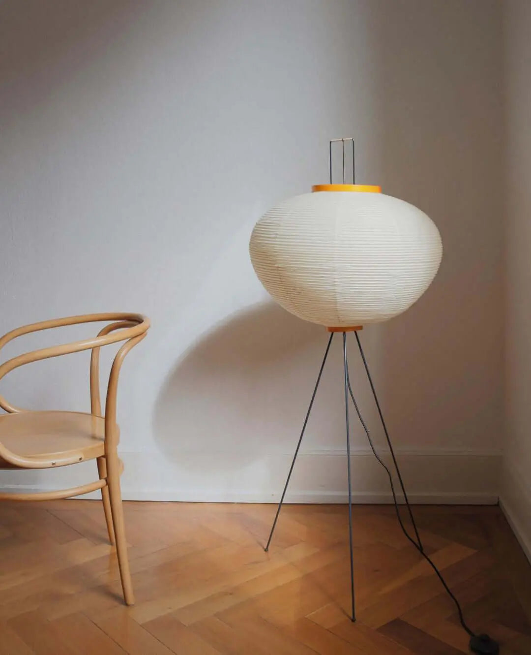 Rice Paper Lantern Floor Lamp — Sculptural Tripod Ambient Light for Living Room, Bedroom, Study and Reading Corner, Soft-Glow Paper Shade Floor Lamp Erbstuk