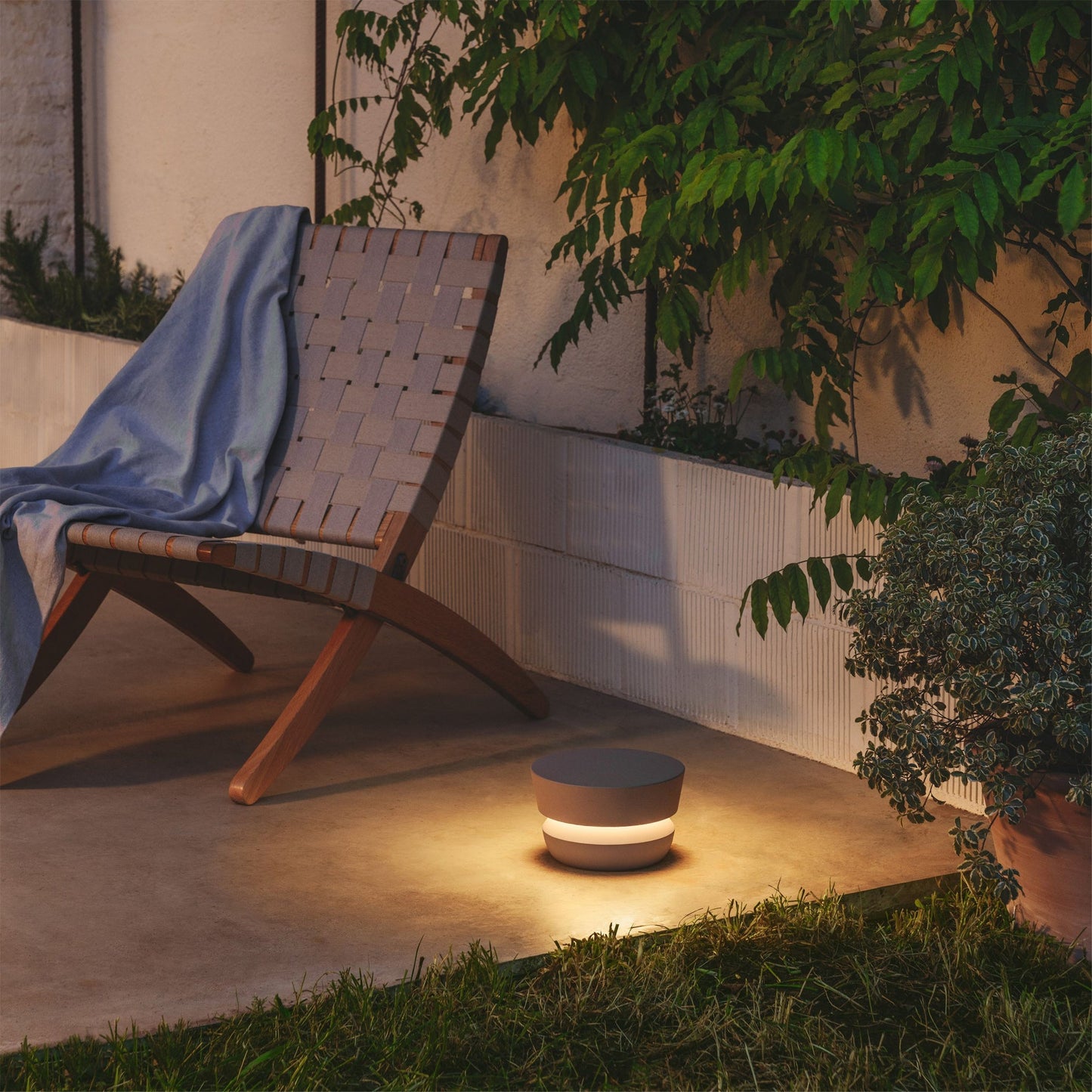 Aluminum Disc Outdoor Table Lamp