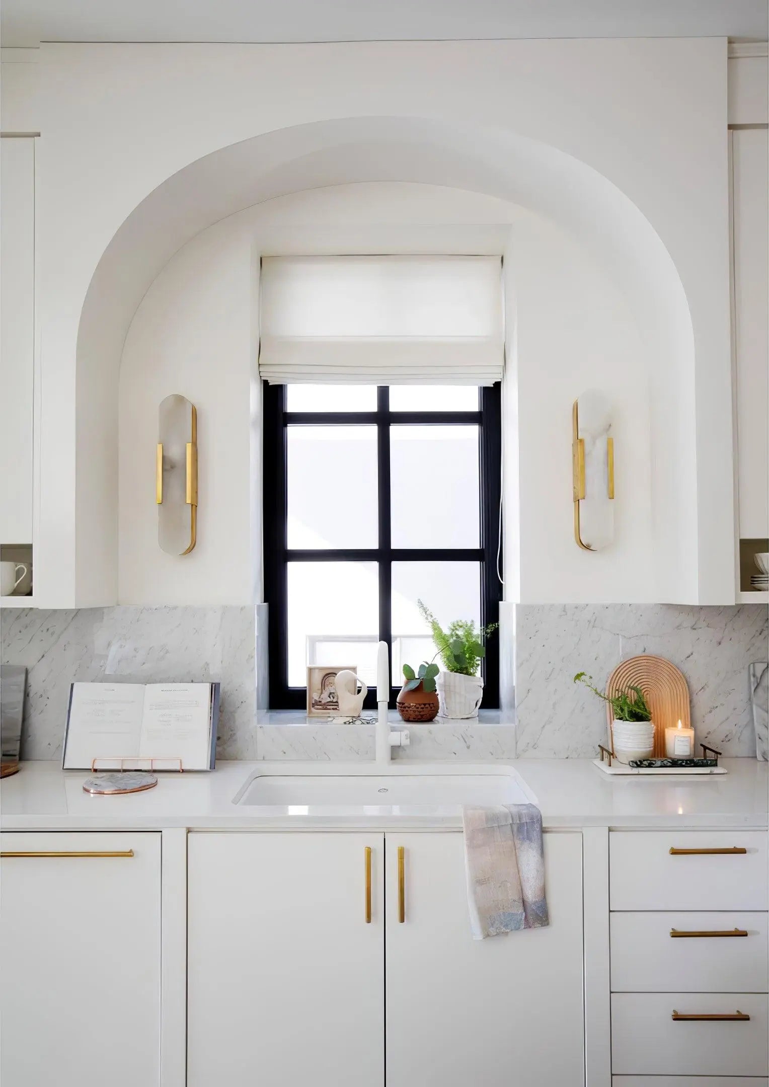D. Oblong Alabaster Wall Sconce Erbstuk