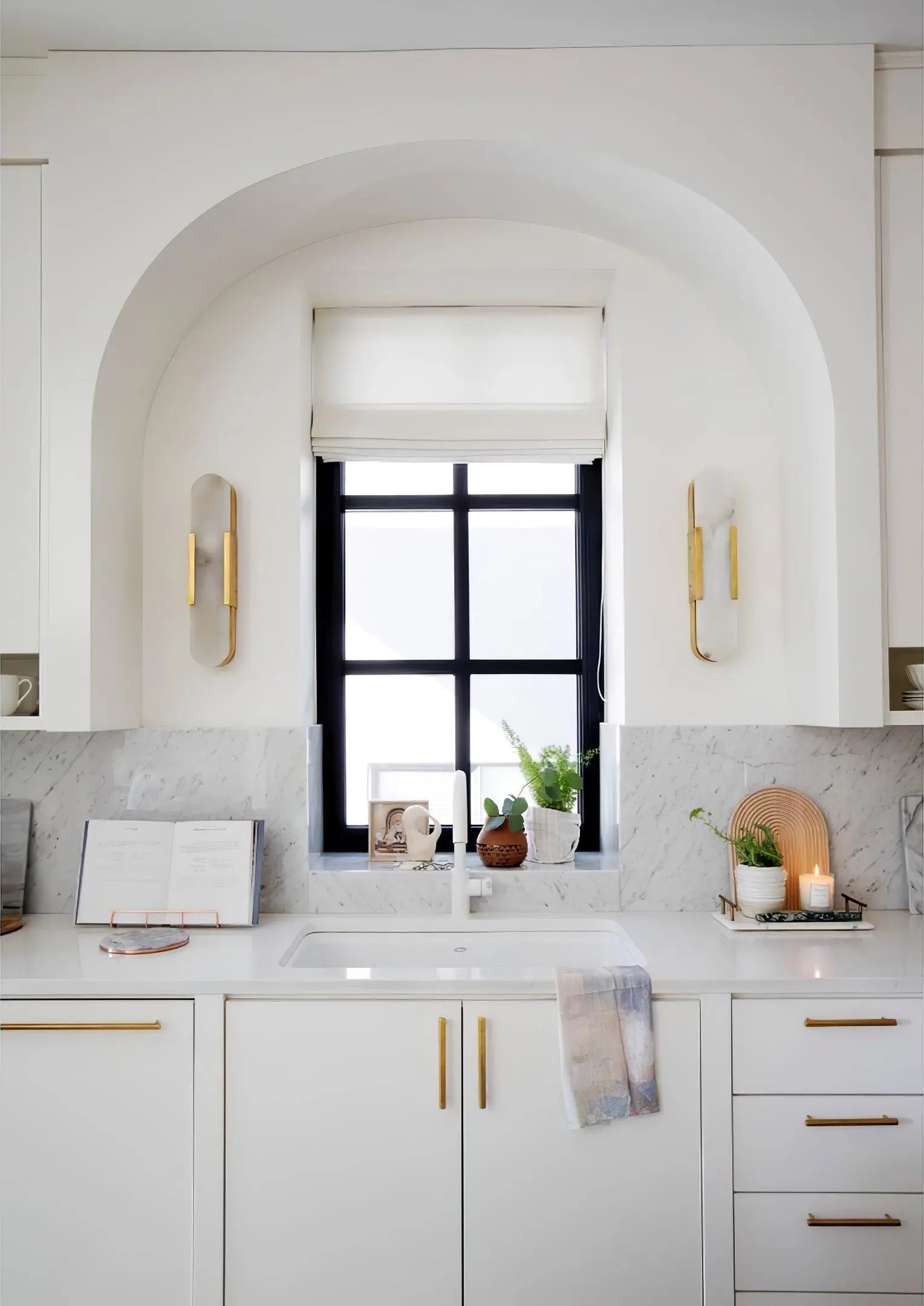 D. Oblong Alabaster Wall Sconce Erbstuk
