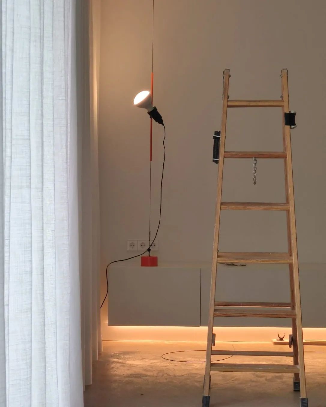 Adjustable Tension Rod Floor to Ceiling Lamp