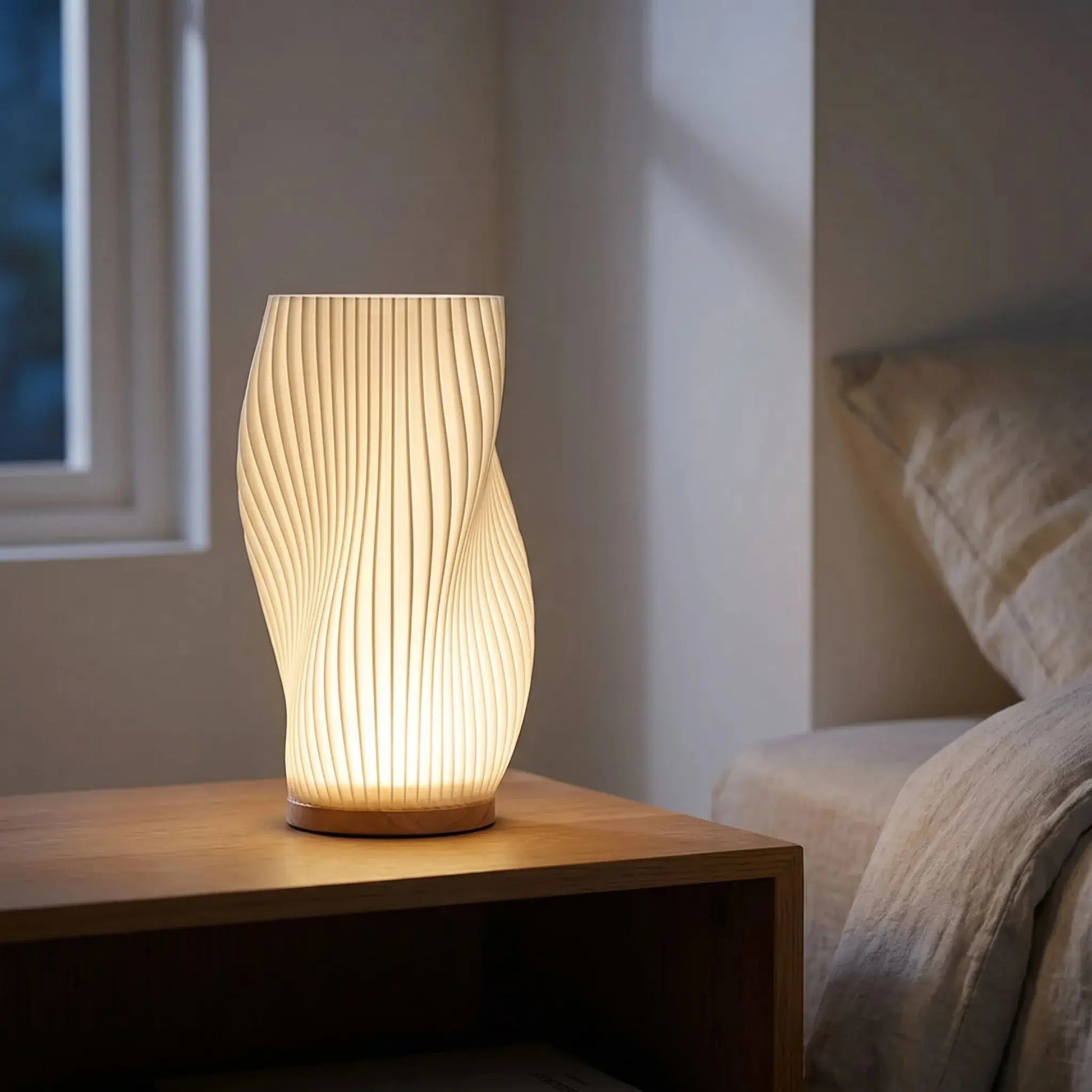 3D-Textured Table Lamp with Solid Wood Base — Dimmable Tri-Color USB Desk Lamp — Bedside Lamp, Living Room Lamp — Sculptural Nightstand and Reading Lamp Erbstuk