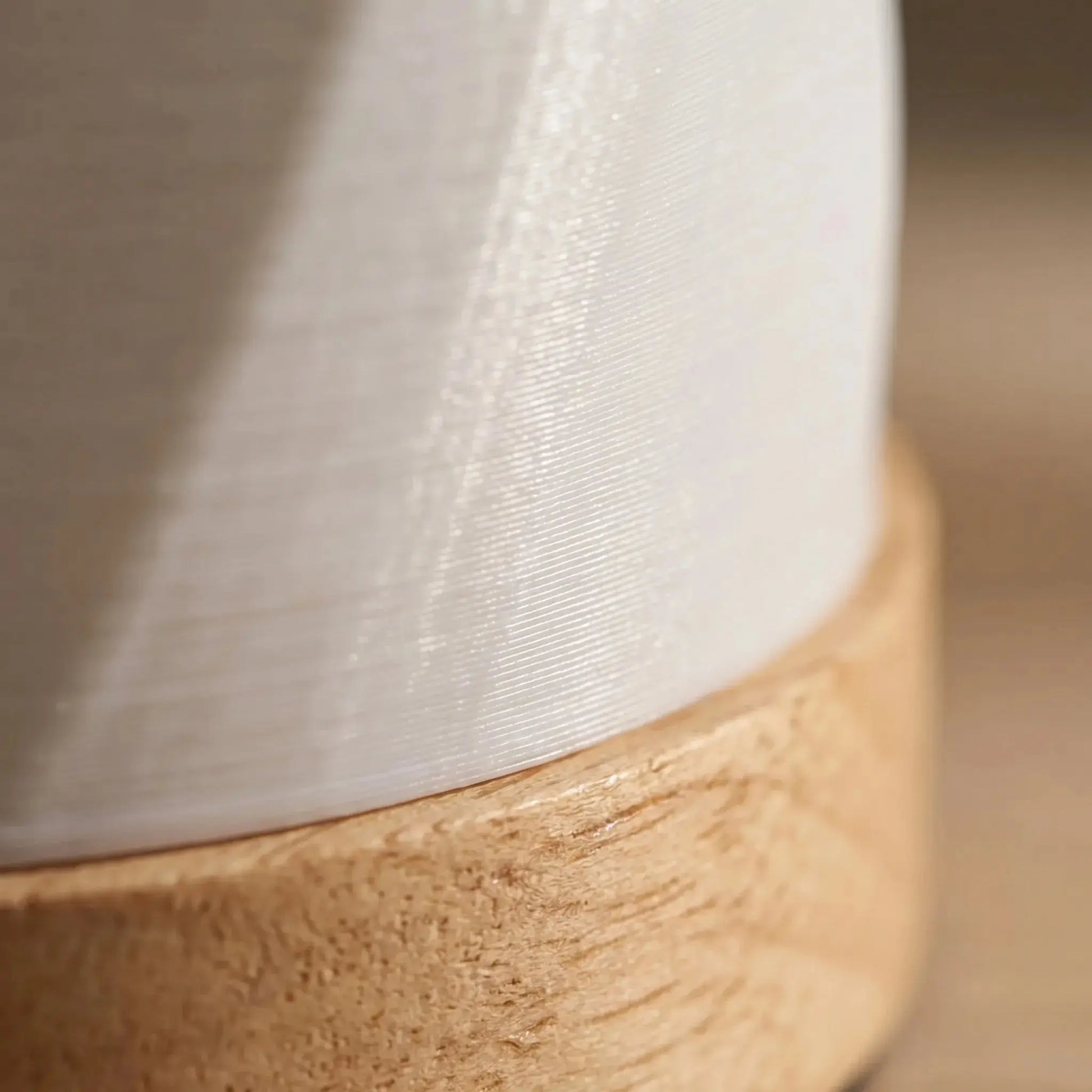 3D-Textured Table Lamp with Solid Wood Base — Dimmable Tri-Color USB Desk Lamp — Bedside Lamp, Living Room Lamp — Sculptural Nightstand and Reading Lamp Erbstuk