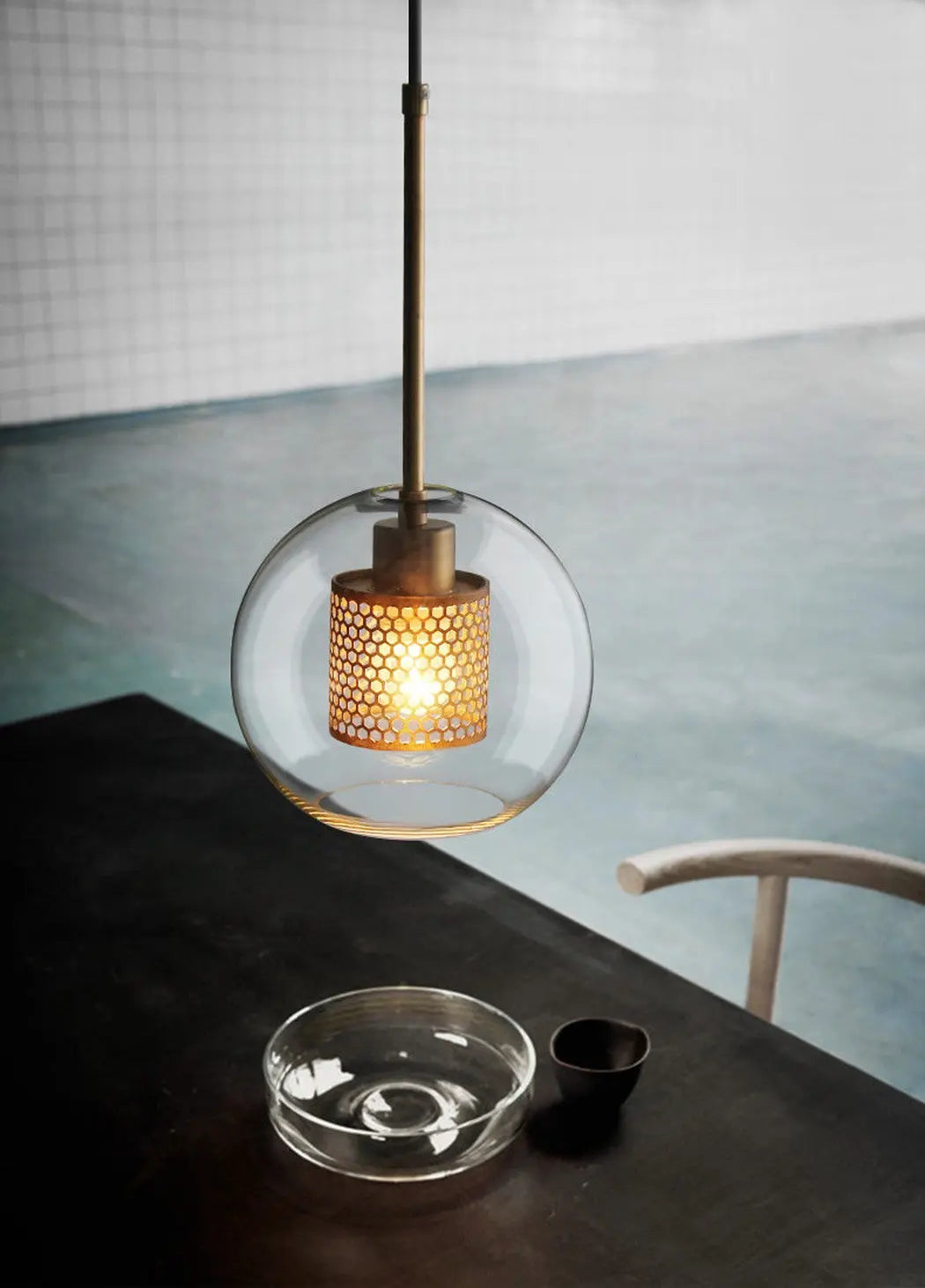 Mesh-Banded Glass Globe Pendant Light — Metal & Glass Shade in Sphere, Capsule & Oversized Silhouettes, Bronze Finish, E27 Modern Hanging Lamp for Kitchens, Bars, Bedrooms & Dining Rooms Erbstuk